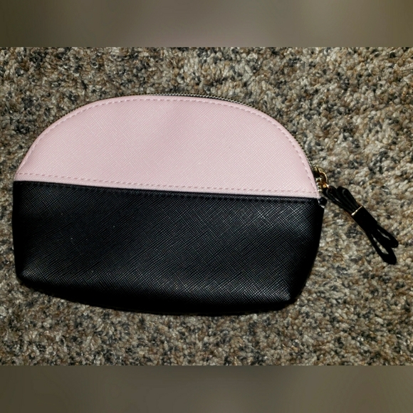 Victoria's Secret| Travel Makeup Coin Storage Bag - Picture 3 of 3